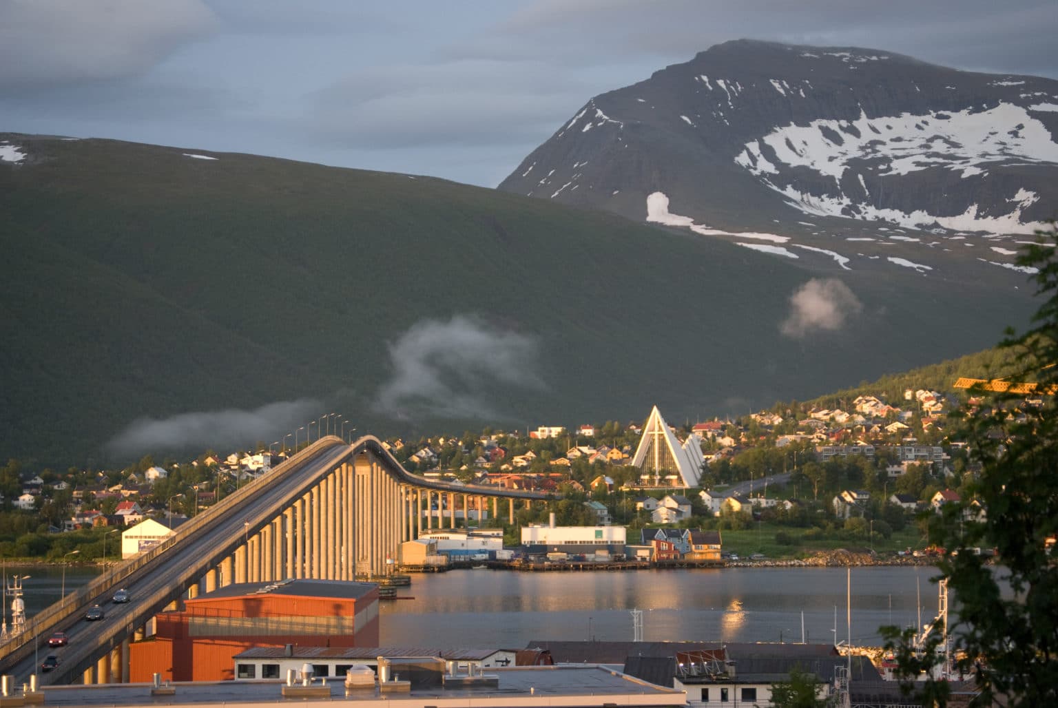 Tromsø bru, fjell og ishavskatedralen