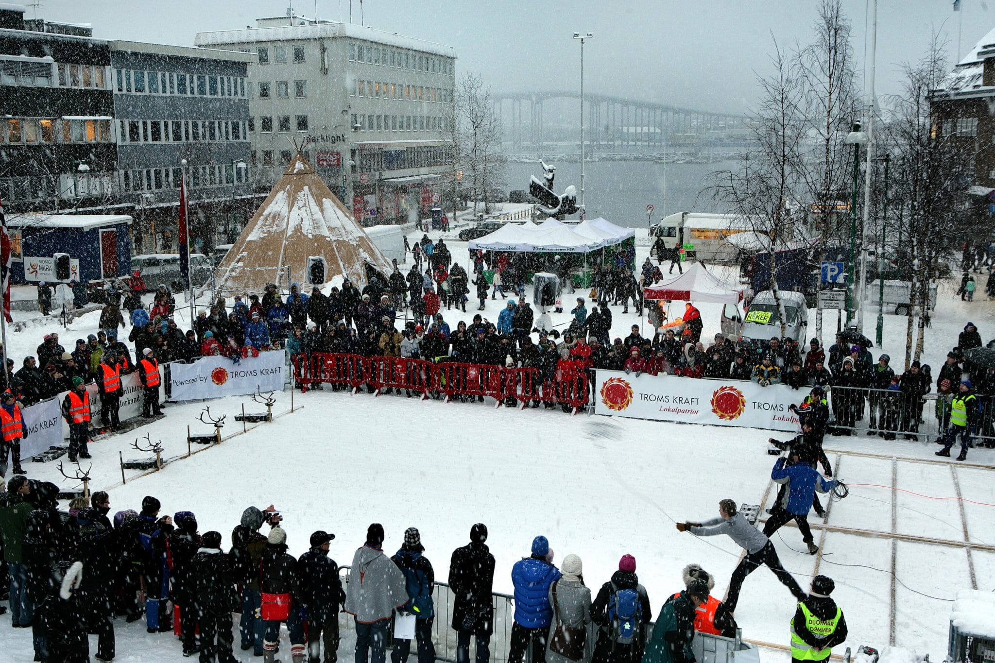 Samefolkets dag med reinkappkjøring på torget i Tromsø