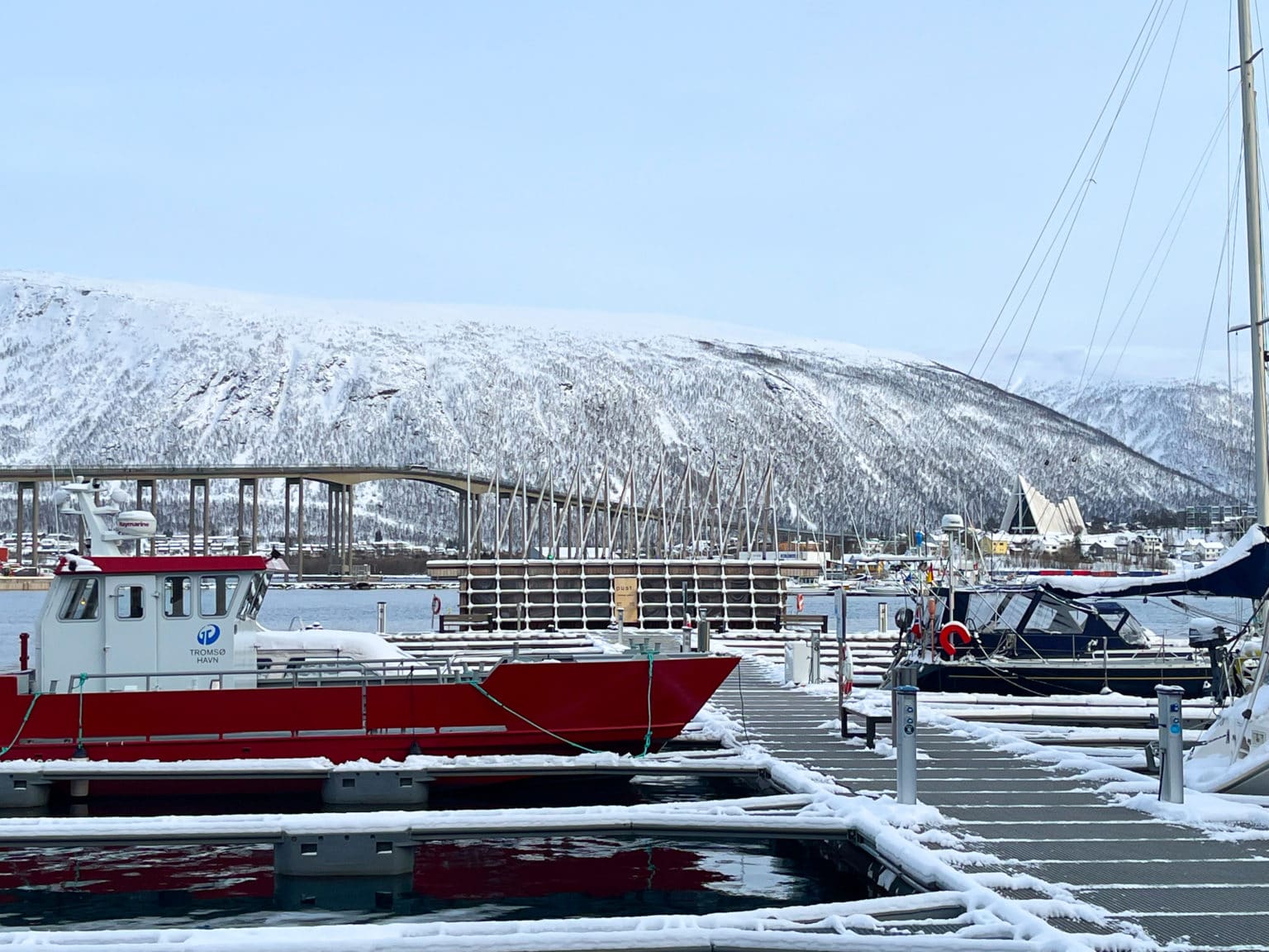 Tromsø bru, båt i havn, ishavskatedral og fjell